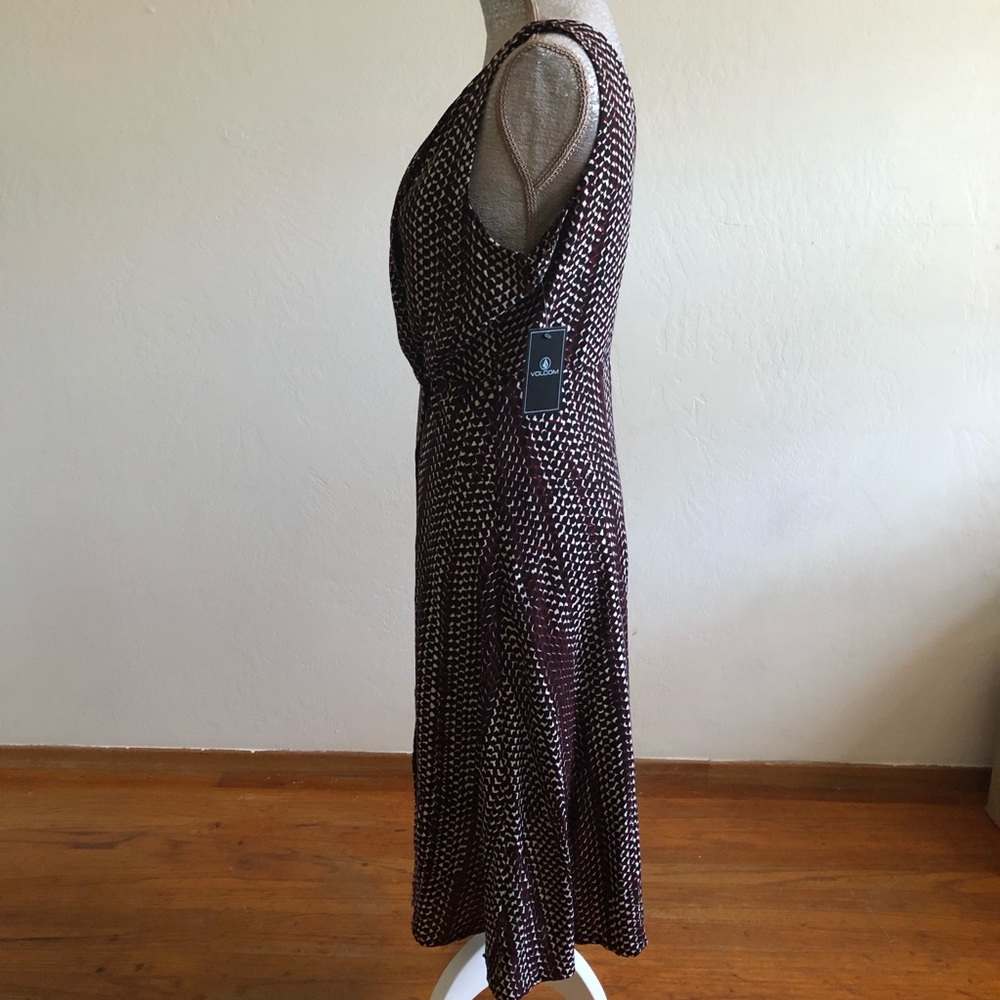 Volcom Patterned V-Neck Sleeveless Midi Dress - Picture 2 of 9